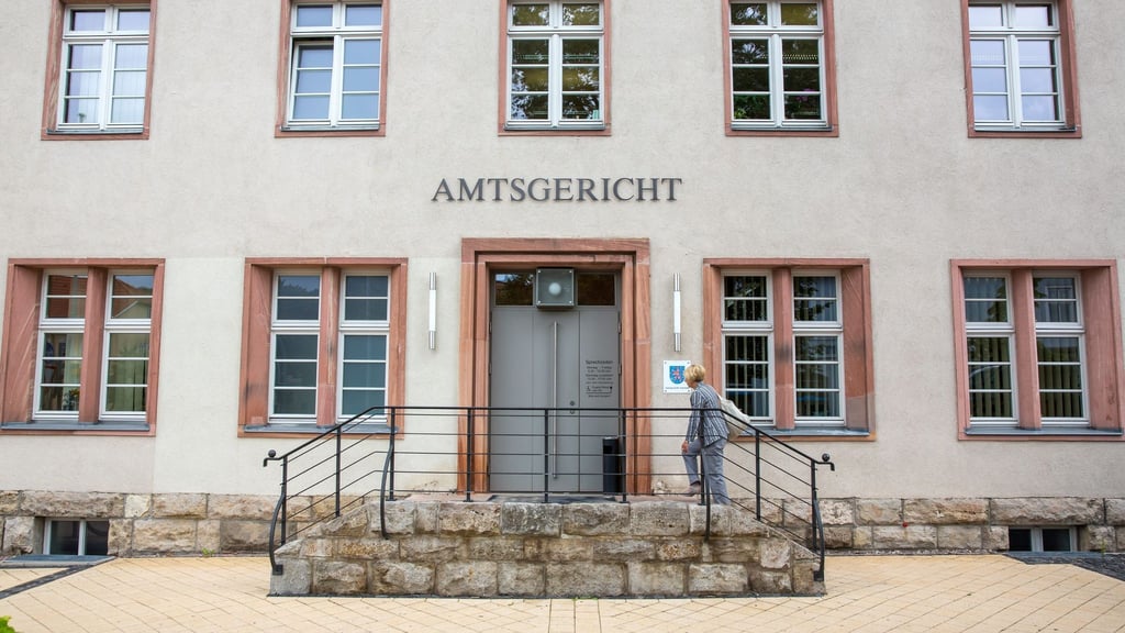Zwei 22-Jährige sind wegen gefährlicher Körperverletzung in mehreren Fällen am Amtsgericht Arnstadt angeklagt: Einer von ihnen soll mit Kunststoffkugeln aus einer CO2-Pistole auf mehrere Menschen in Ilmenau geschossen und zum Teil verletzt haben, während der andere mit ihm in einem Auto fuhr. (Archivbild)