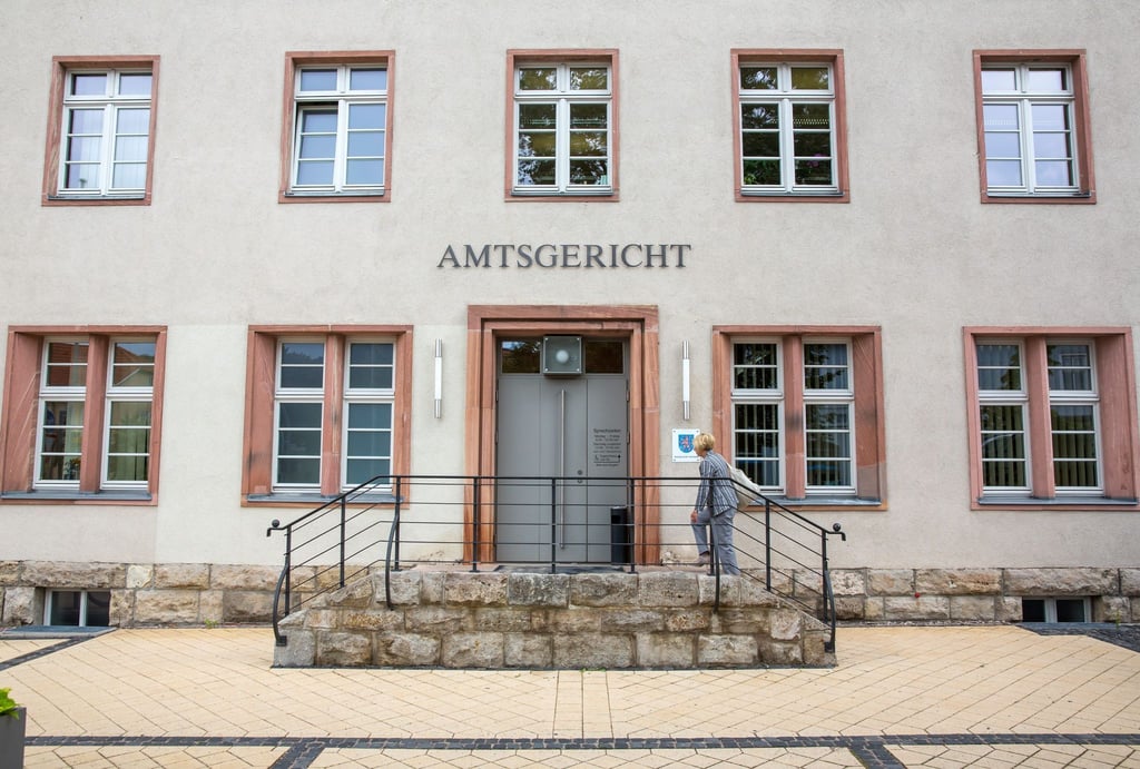 Zwei 22-Jährige sind wegen gefährlicher Körperverletzung in mehreren Fällen am Amtsgericht Arnstadt angeklagt: Einer von ihnen soll mit Kunststoffkugeln aus einer CO2-Pistole auf mehrere Menschen in Ilmenau geschossen und zum Teil verletzt haben, während der andere mit ihm in einem Auto fuhr. (Archivbild)
