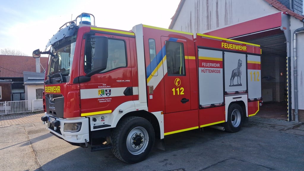 Das neue Löschfahrzeug der Hüttenröder Feuerwehr verlässt das Gerätehaus. 
