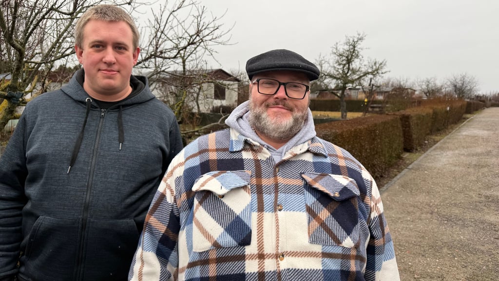Die Anlage des Kleingärtnervereins Heimstättengartengebiet I in Magdeburg steht unter Denkmalschutz. Vorsitzender Mark Yoram Helms (rechts)  und sein Stellvertreter Kevin Schimke wollen dies nicht als Hindernis sehen, sondern als Chance nutzen.