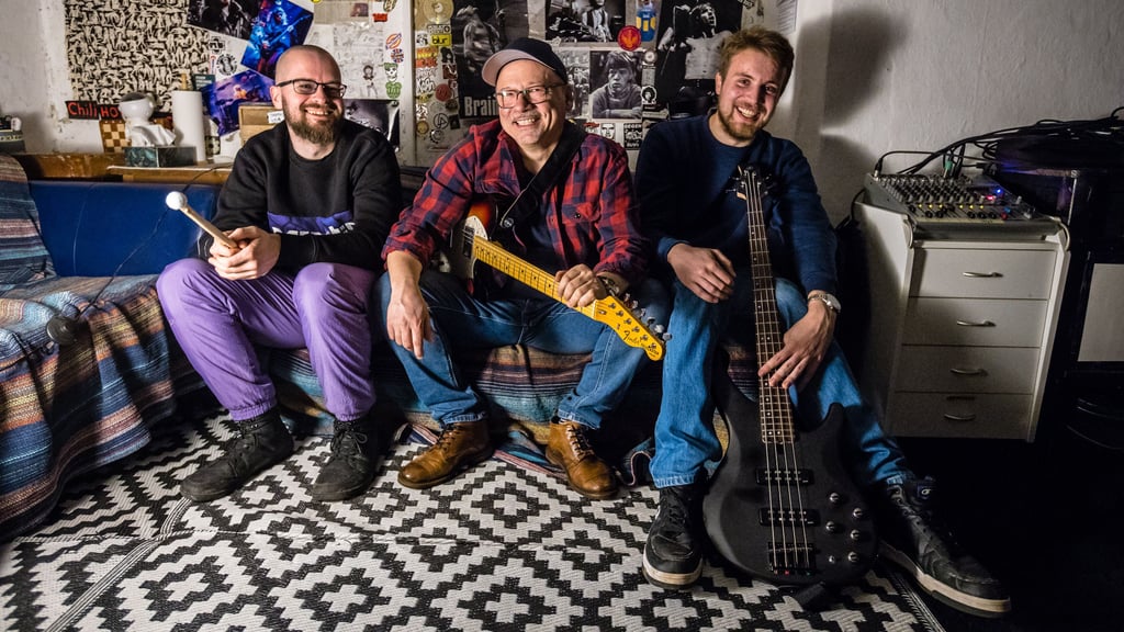 Christian Kuhnert, Marc Roca und Marius Göbke (v.l.n.r.) in ihrem Proberaum. Die Band hat sich neu in Magdeburg gegründet. 