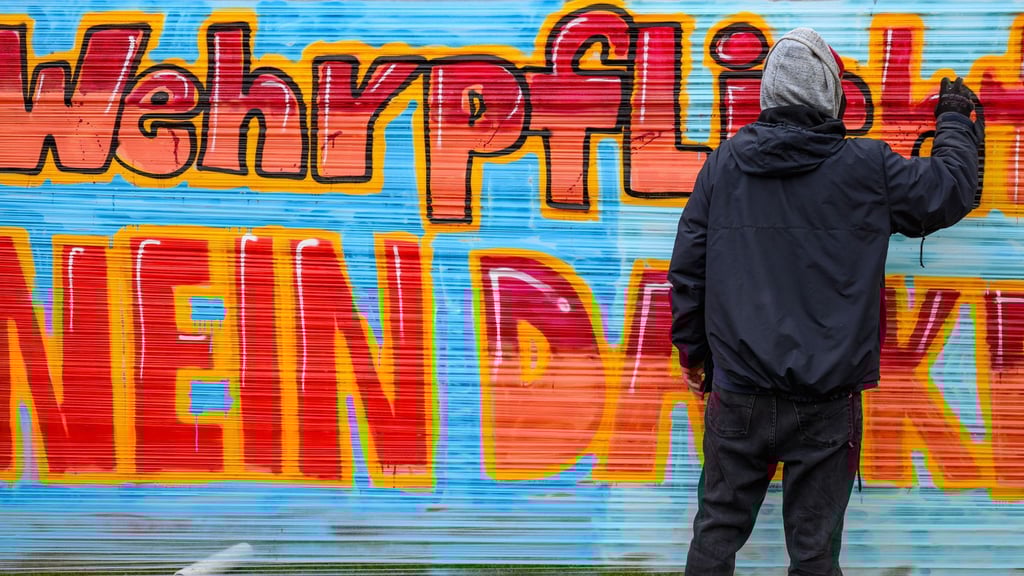 Die Bildungsgewerkschaft GEW in Sachsen unterstützt die Schulstreiks gegen die Wehrpflicht (Archivbild).