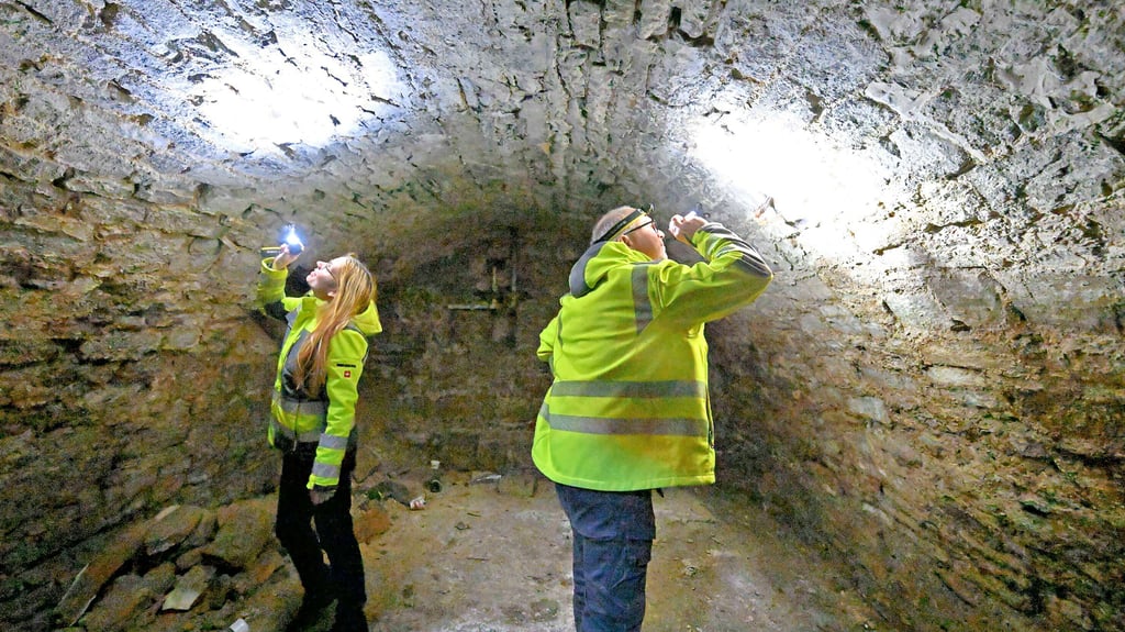Anja Buhr und Matthias Bley untersuchen den alten Gewölbekeller unter der Fortuna. Der könnte ein Fledermausquartier abgeben.