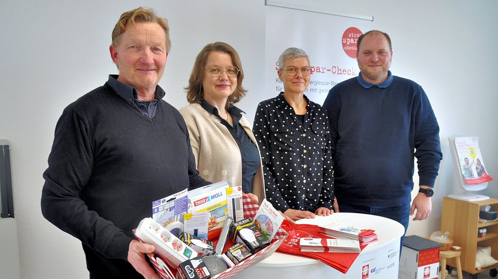 Sie stellen den Stromspar-Check der Caritas in Stendal vor (von links): Jörg Vibrans (Leiter der Caritas-Regionalstelle Bitterfeld-Wolfen), Christiane Jaeger (Leiterin der Caritas-Regionalstelle Stendal), Dörthe Müller (Lokalkoordinatorin Stromspar-Check Stendal) und Fabian Fuchs (Klimaschutz-Experte für den  Landkreis Stendal).