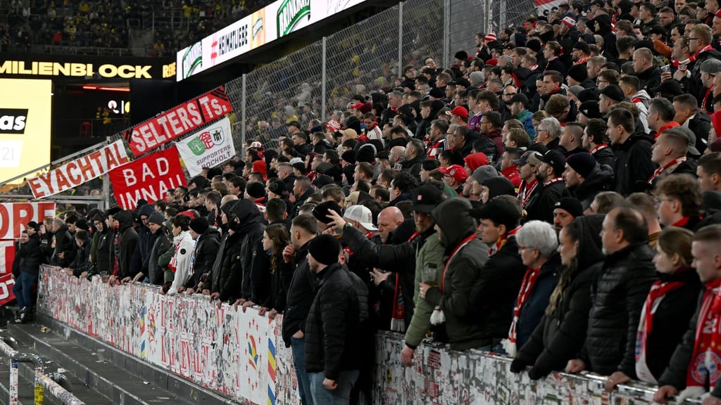 Wegen der Zusammenstöße vor Anpfiff boykottieren einige Bayern-Fans die Partie in Dortmund. (Archivbild)