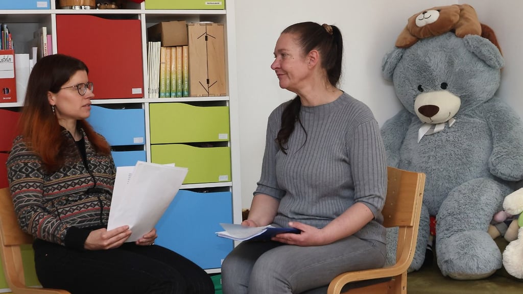 Immer viel zu besprechen: Während Annabell in der Schule ist, berät sich Antje Hecht (rechts) im Ambulanten Kinder- und Jugendhospiz mit Sara Rämer.