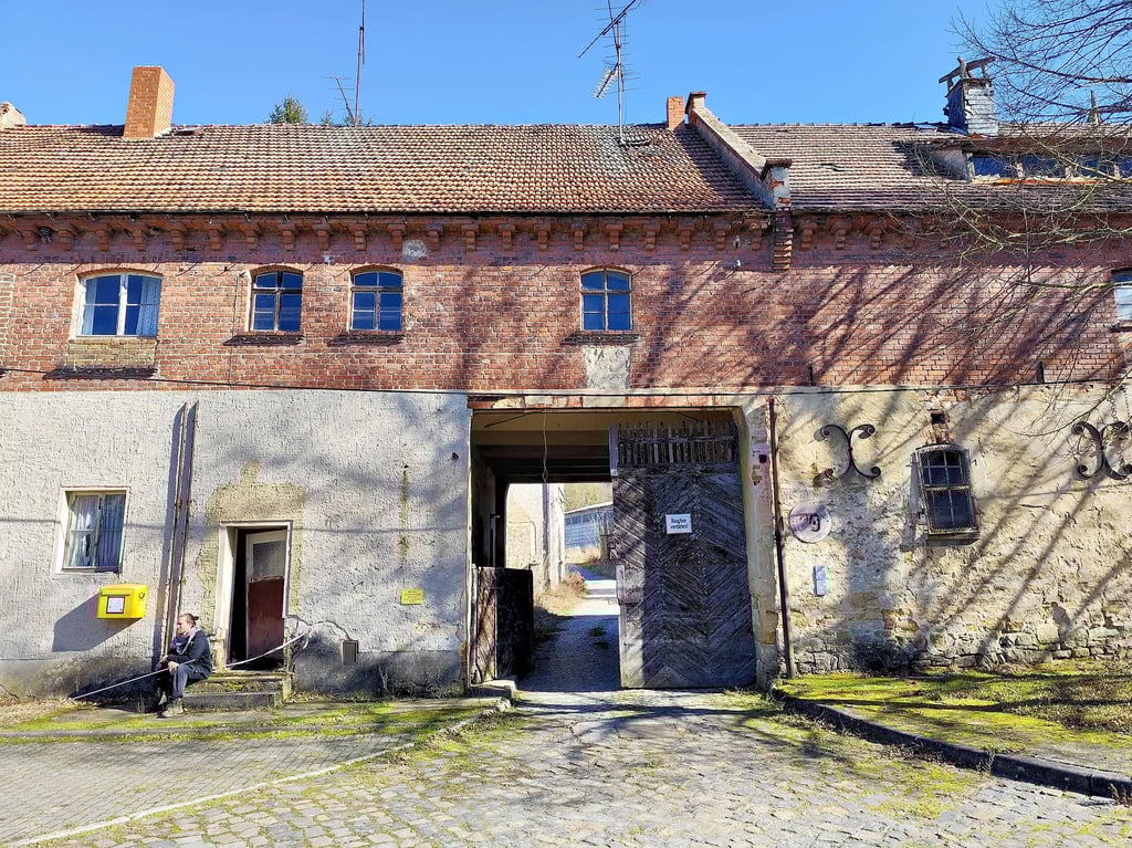 Blick auf das Eingangstor des früheren und nunmehr verfallenen Ritterguts Pauscha. Teile des Ensembles stehen unter Denkmalschutz. 