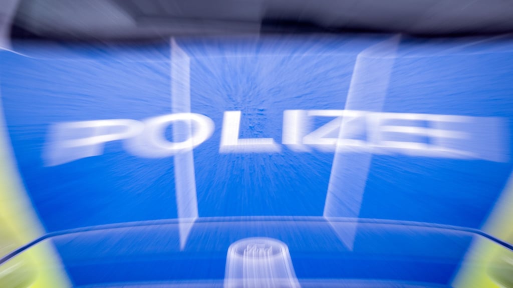 Im Volkspark Friedrichshain ist ein Mann angeschossen und lebensgefährlich verletzt worden. (Symbolbild)