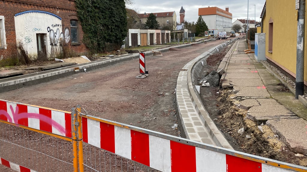 Die Bauarbeiten in der  Holzstraße Burg werden länger dauern als geplant.