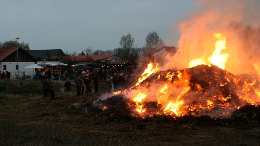 Osterfeuer in Calbe.