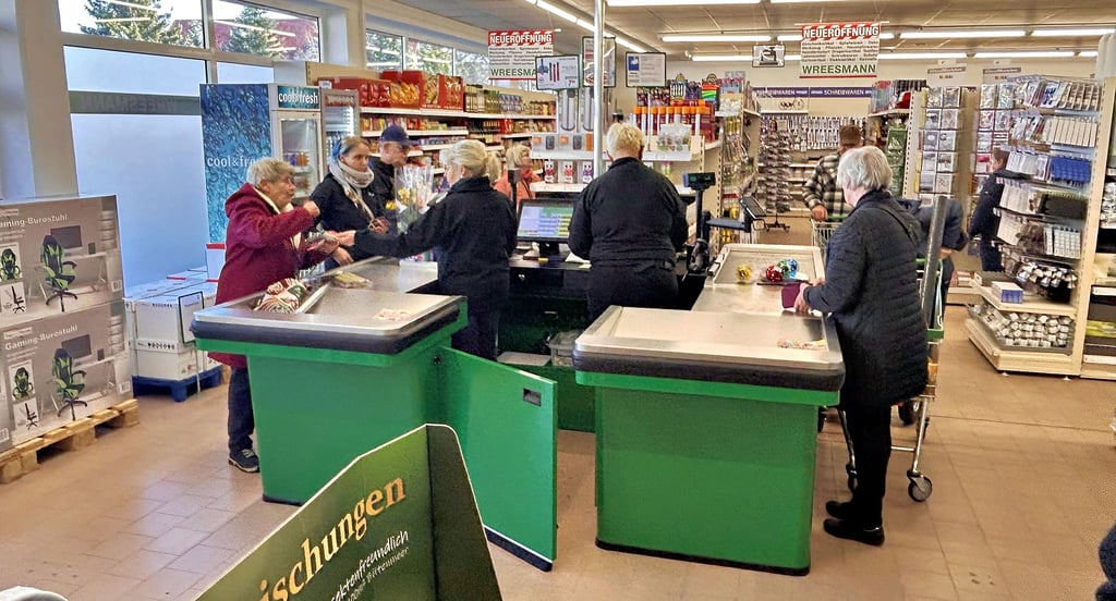 Während im Innenraum kassiert wird, stapeln sich draußen Frühjahrsartikel – der sonnige Start sorgt für zusätzliche Nachfrage.