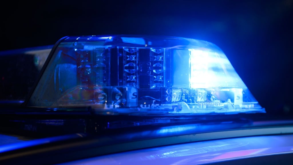 Der jugendliche Fahrer habe die Kontrolle über den Wagen verloren. Das Auto sei gegen einen Ampelmast geschleudert und anschließend in Brand geraten. (Symbolbild)