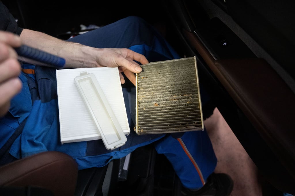 Regelmäßiger Wechsel empfohlen: Der Innenraumfilter sollte jährlich oder nach 15.000 bis 20.000 Kilometern ausgetauscht werden, idealerweise im Frühling.