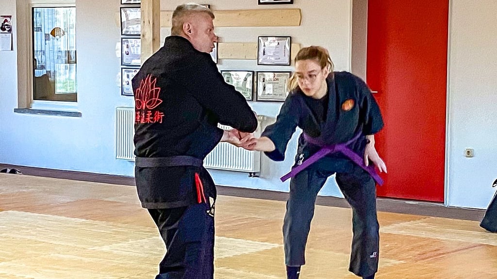 In der Jiu-Jitsu-Schule Lotos lernen Kinder und Erwachsene, wie sie sich selbst richtig verteidigen. Stefan Rötz und Saskia Bucskowski machen die Übungen vor.