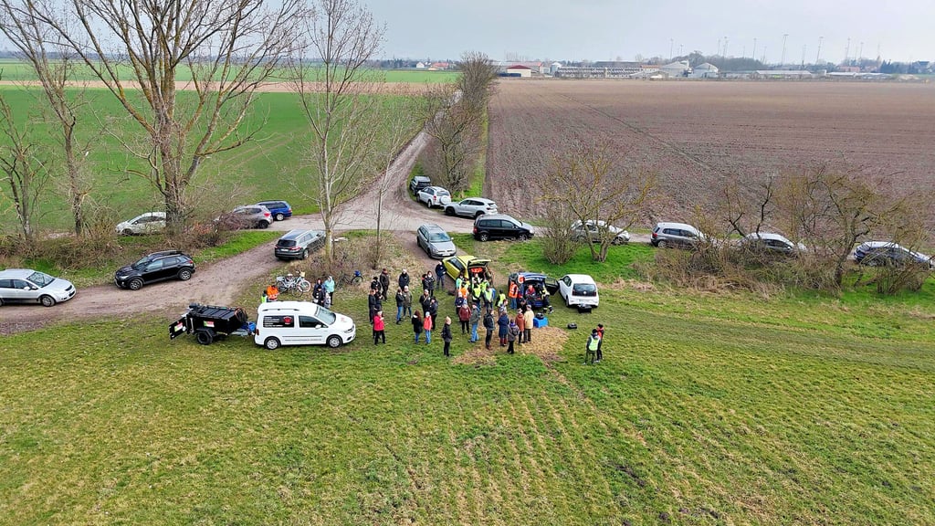 Zur „Proberehkitzrettung“ treffen sich Aktive mit  potentiellen Mitstreitern auf einem Feld in Löberitz, diesmal am 29.März.