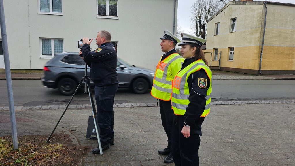 Geschwindigkeitskontrolle am Tivoliplatz in Gardelegen: Franziska Hotopp (vorn), Marc Burgack (hinten) und Lutz Richter (am Messgerät) kontrollieren den Verkehr.