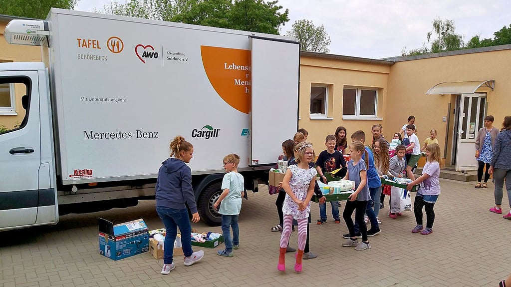 Spenden sind für die Tafel unentbehrlich. Dieses Archivbild zeigt Kinder der Schönebecker Montessori-Schule, die für die Tafel und damit für von Armut betroffene Menschen gesammelt haben.
