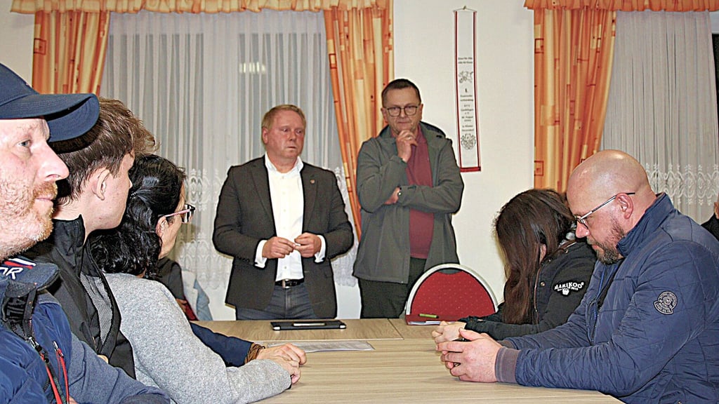 Landrat Steve Kanitz und  Salzwedels Bürgermeister Olaf Meining wirkten bei der Anwohnerversammlung in Cheine bedrückt. 