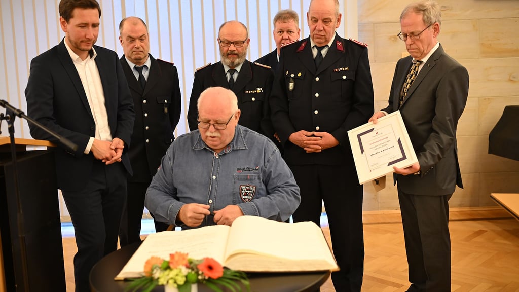 Der Emerslebener Martin Rapmund durfte sich als „Persönlichkeit des Jahres“ in das Goldene Buch der Stadt Halberstadt eintragen.