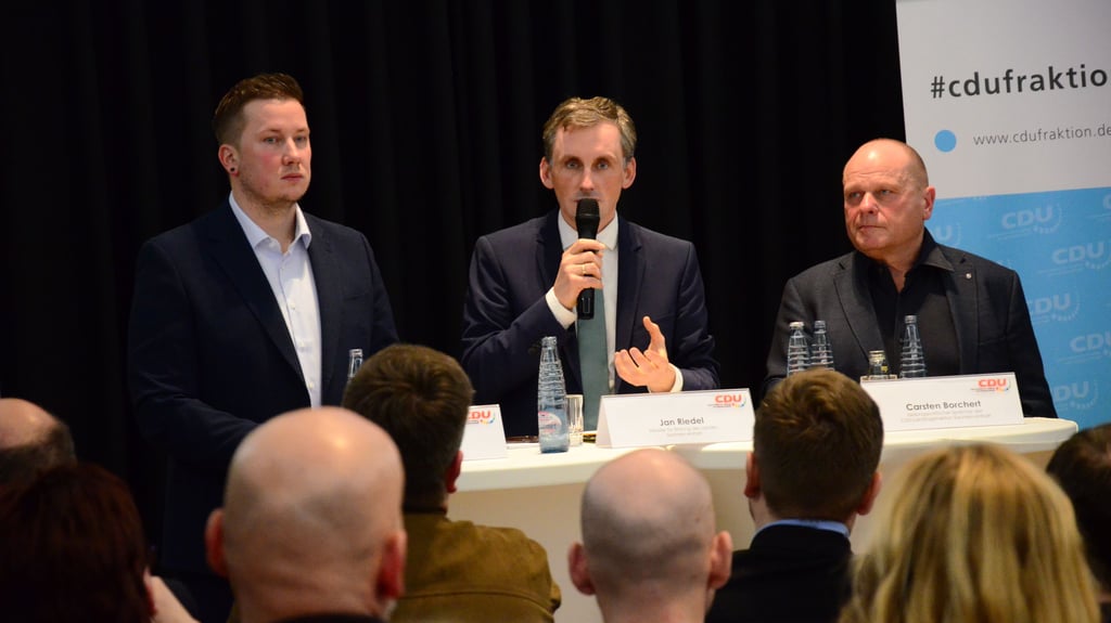 Bildungsminister Jan Riedel (m.), mit dem Landtagsabgeordneten Tim Teßmann (l.) und Carsten Borchert, Bildungspolitischen Sprecher der CDU-Landtagsfraktion.