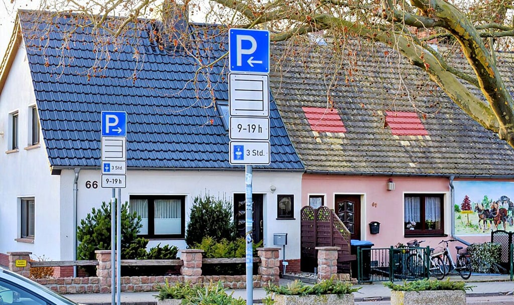 Verkehrsschilder weisen auf Parkvorschriften am Tierpark hin.