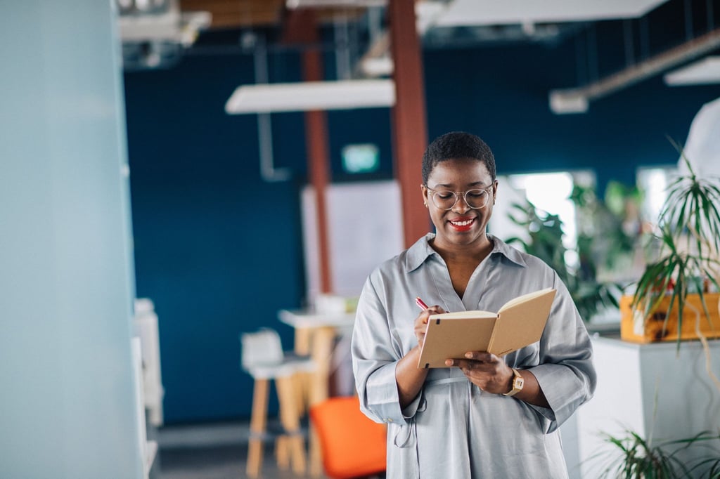 Selbstwert stärken: Eine Erfolgsliste mit erreichten Zielen und positiven Rückmeldungen hilft, das eigene Potenzial realistischer einzuschätzen.