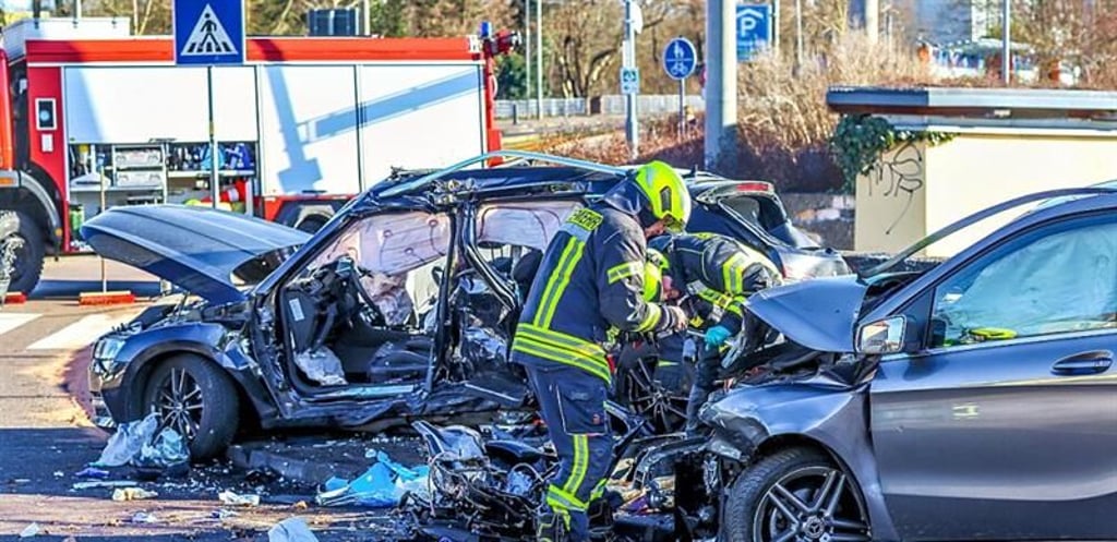 Am Montag, 2. März 2026, ereignete sich ein schwerer Verkehrsunfall am Kreisverkehr König-Heinrich-Straße (Rudolf-Breitscheid-Platz) in Merseburg.