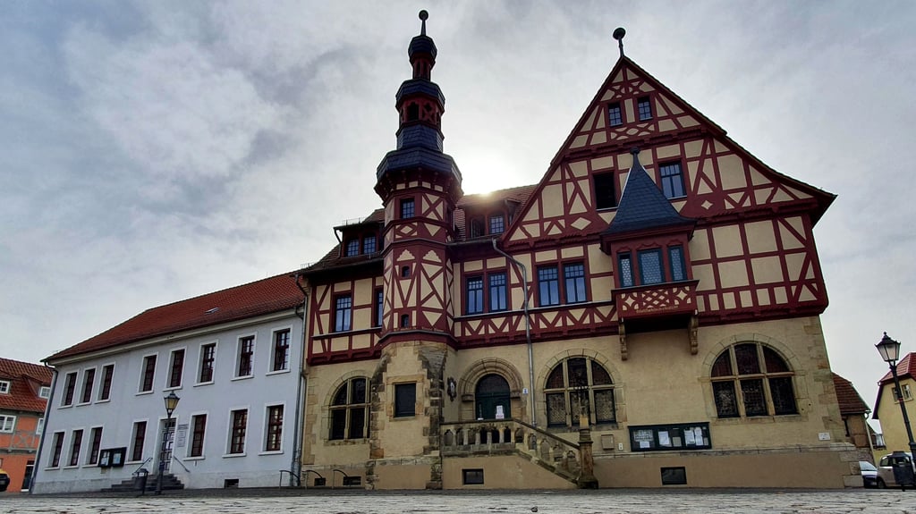 Geplant sind unter anderem energetische Sanierungen am Rathauskomplex, genauer gesagt am Marktplatz 2, dem linken Gebäude. 