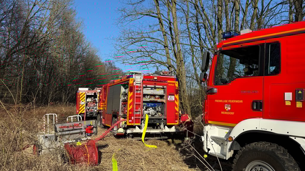 Die Feuerwehren musste sich durch unwegsames Gelände kämpfen. 