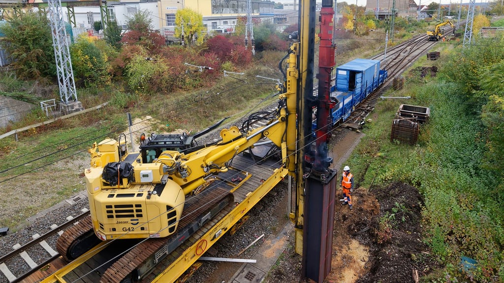 Dieses Foto stammt von Rammarbeiten im Oktober vergangenen Jahres im Bereich des Sangerhäuser Bahnhofs. Auch im März wird an vielen Teilen der Strecke Halle-Eichenberg  gearbeitet. 