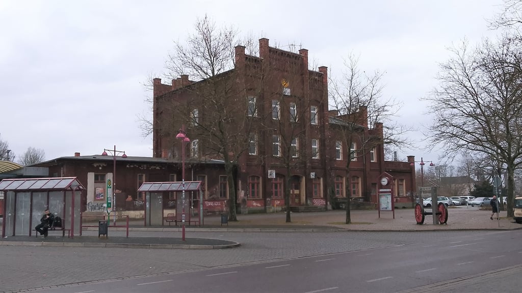 Wer beim Reisen sparen will, muss am Automaten des Genthiner Bahnhofs lange suchen.