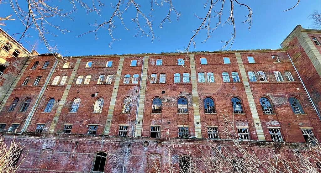 In der Zitza-Immobilie hat es wieder gebrannt. Dieses Mal standen Balken  des teilweise eingestürzten Dachstuhls hinter der Klinkerfassade in Flammen.  