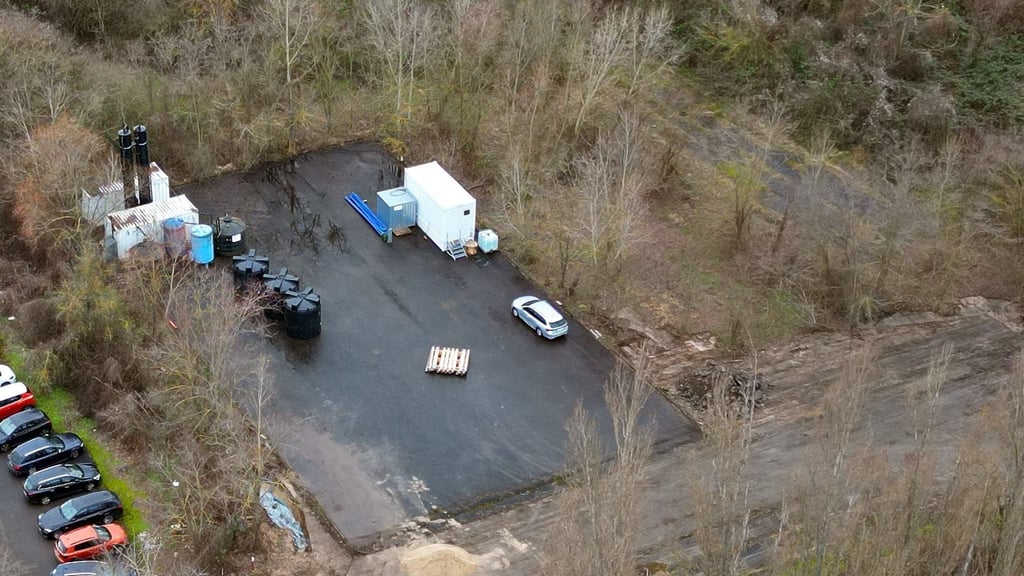 Auf dem Gelände der ehemaligen Giftgasfabrik "Orgacid" wird das Grundwasser geprüft. Woher gefundene Schadstoffe stammen, ist nach wie vor unklar.