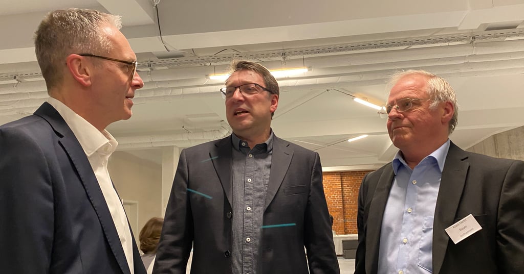 Dattelns Bürgermeister Andrè Dora (li.) mit Thilo Voigt vom Vereinsstammtisch und Klaus-Dieter Bauer (re.) vom Stadtseniorenbeirat in Genthin.