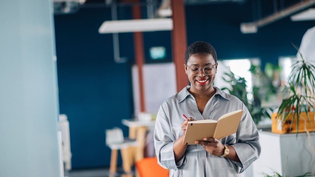 Selbstwert stärken: Eine Erfolgsliste mit erreichten Zielen und positiven Rückmeldungen hilft, das eigene Potenzial realistischer einzuschätzen.