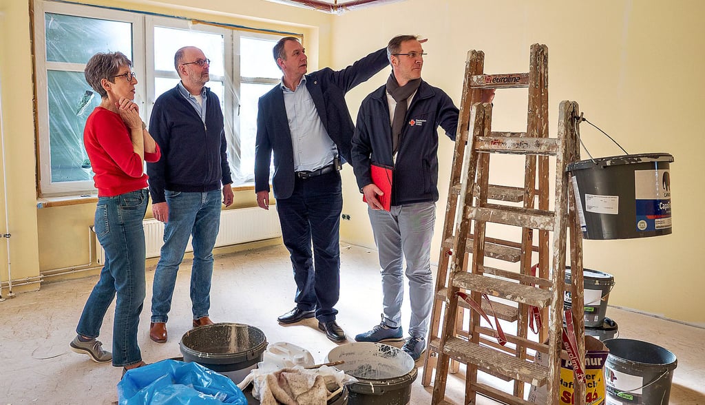 Einrichtungsleiterin Gabriele Eggert (v.l.) führt Architekt Bert Helbig, Gommerns Bürgermeister Jens Hünerbein und Andy Martius, Vorstandsvorsitzender des DRK Jerichower Land, durch die Kita Max und Moritz, die sich einen Überblick über den Fortschritt der Sanierungsarbeiten verschaffen.