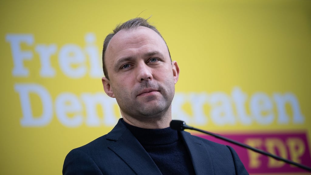 Sebastian Czaja führte die Berliner FDP zuletzt dreimal in eine Abgeordnetenhauswahl, nun stellt er sich hinter die CDU. (Archivbild)