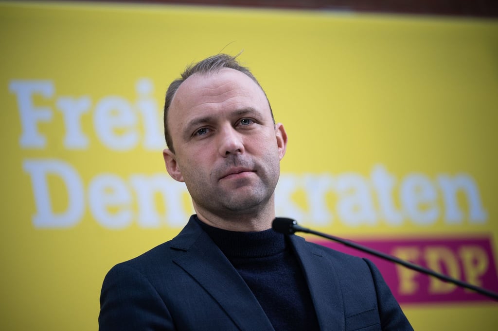 Sebastian Czaja führte die Berliner FDP zuletzt dreimal in eine Abgeordnetenhauswahl, nun stellt er sich hinter die CDU. (Archivbild)