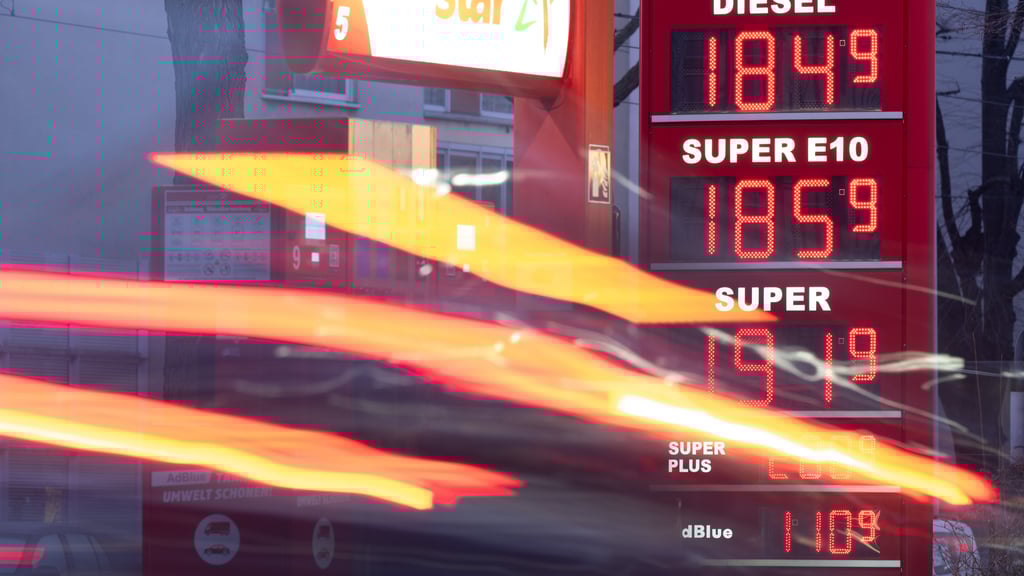 Eine Preistafel zeigt an einer Tankstelle die Benzin- und Dieselpreise an.