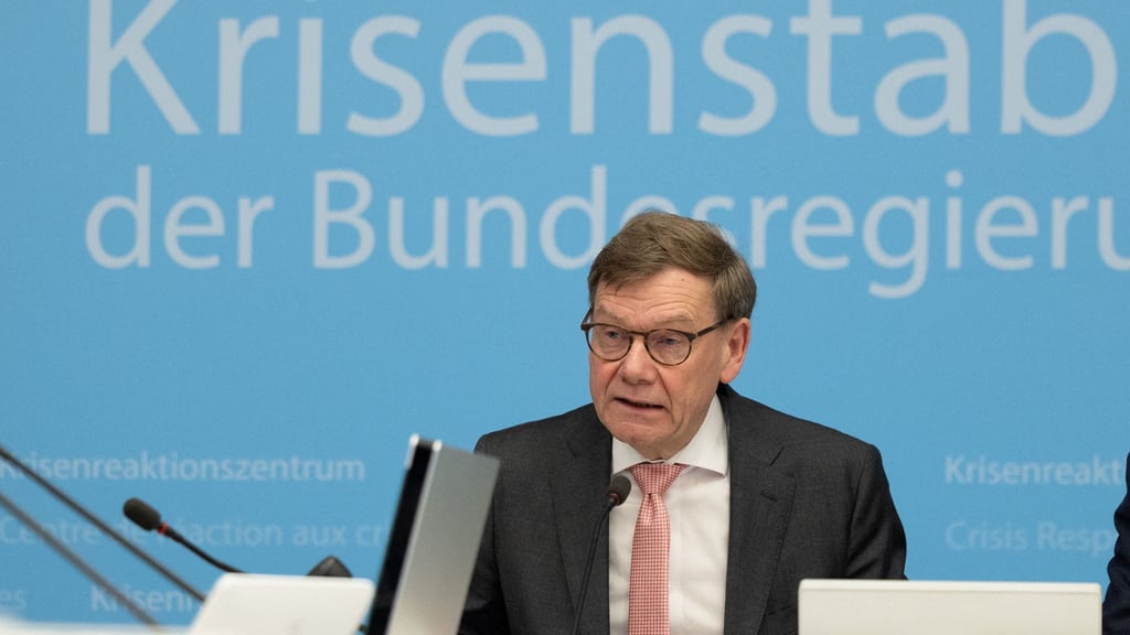 Außenminister Johann Wadephul (CDU) hatte am Montag nach einer Sitzung des Krisenstabes der Bundesregierung Charterflüge zur Rückholung von besonders verletzlichen Menschen unter den in Nahost gestrandeten Deutschen angekündigt. (Archivbild)