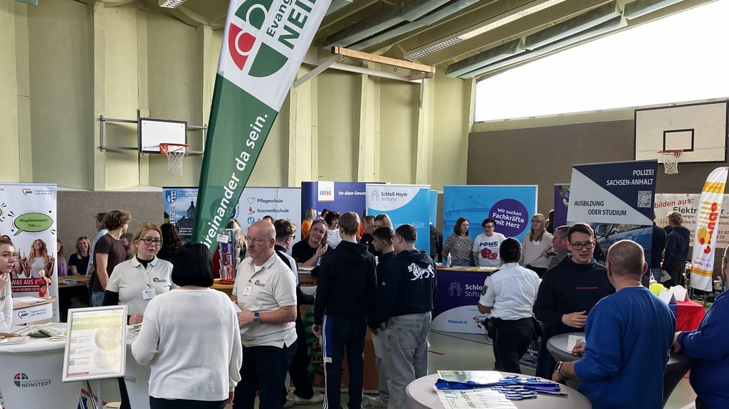 Die Turnhalle wird zum Messe-Treffpunkt: 27 Unternehmen präsentieren sich bei der Berufsmesse der Sekundarschule in Ermsleben.