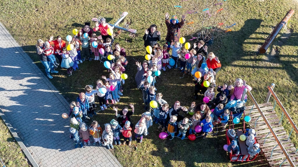 Zum 20-jährigen Jubiläum der „MediKids“ stellten sich Kinder und Kita-Team in Form einer großen „20“ auf dem Außengelände der Kita auf. 