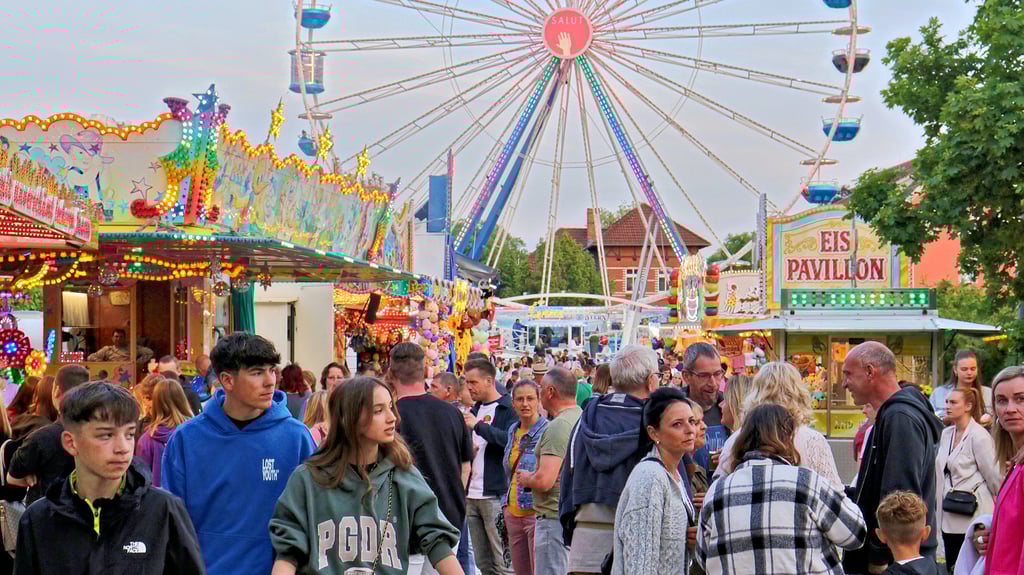 Bis zu 3.000 Besucher pro Tag kommen am zweiten Mai-Wochenende zum Stadt- und Spargelfest nach Osterburg. 