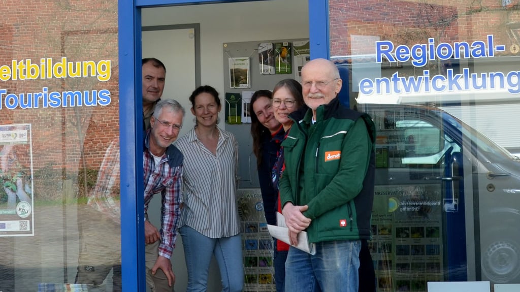 Ali Decker (vorne links) ist dem Organisationsteam des Seminars in der Drömlings-Informationszentrale sehr dankbar. Betreut wurde der Referent von Ulf Stautmeister (v. links), Manuela Peckmann, Nina Witwer, Manuela Hars und Jörg Lauenroth-Mago.
