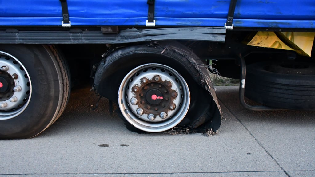 Dieses Archivbild zeigt einen geplatzten Reifen an einem Sattelzug. Ein  Reifenplatzer an einem Laster hat am Montagabend auf der A9 bei Weißenfels zu mehreren Folgeunfällen geführt. 