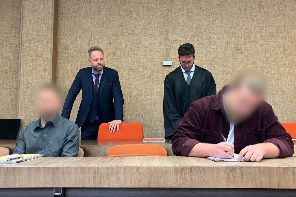 Die beiden Angeklagten schwiegen zunächst.