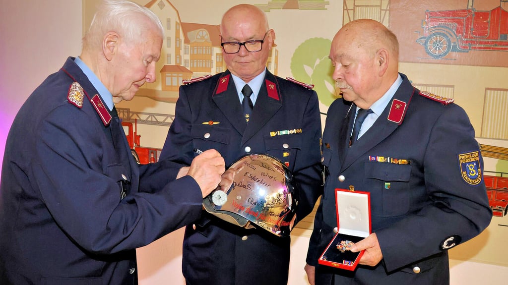 Geballte Feuerwehrerfahrung: Ehrenwehrleiter Horst Härtel, Edmund Röhl und Horst Heine (v.l.n.r.) von der Feuerwehr Sangerhausen.    
