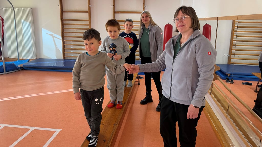 Die Ergotherapeutinnen Josephin Merkel (hinten rechts) und Kerstin Borm kommen wöchentlich in die Magdeburger Integrationskita Fliederhof II. Hier machen sie im Sportraum eine Balance-Übung mit ein paar Kindern. 