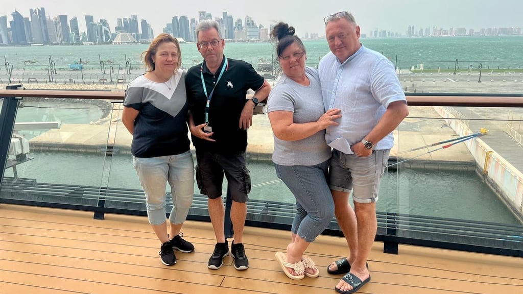 Die Bernburger Steffi Mansfeld (von links), Michael Wagner, Claudia und Thomas Souschek sitzen wegen des Iran-Krieges auf dem Kreuzfahrtschiff "Mein Schiff 5" in Doha (Katar) fest.