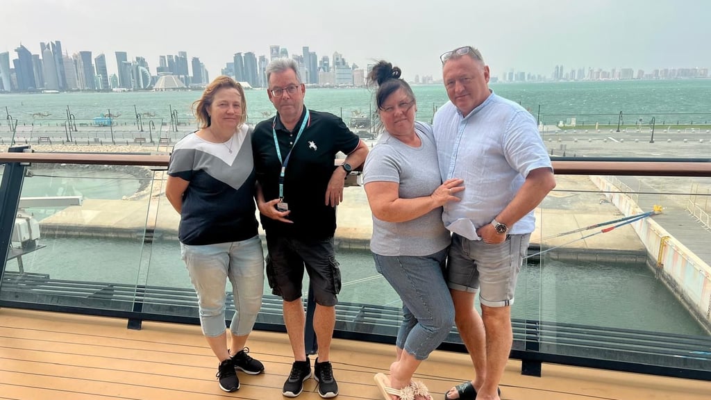 Die Bernburger Steffi Mansfeld (von links), Michael Wagner, Claudia und Thomas Souschek sitzen wegen des Iran-Krieges auf dem Kreuzfahrtschiff "Mein Schiff 5" in Doha (Katar) fest.